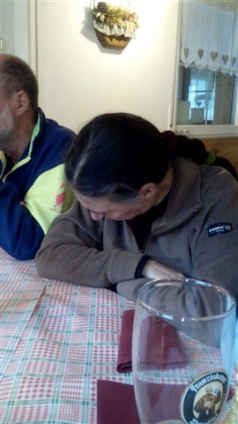 La coccolina dopo un lauto pranzo si addormenta sul tavolo al rifugio Dolomiti.